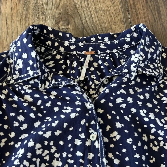 Free People Navy Printed Button Down Crop Top Blue White Size XS - Picture 12 of 13